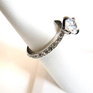 Round Cut Inlaid Rhinestone Fashion Ring sz 5.75 Silver